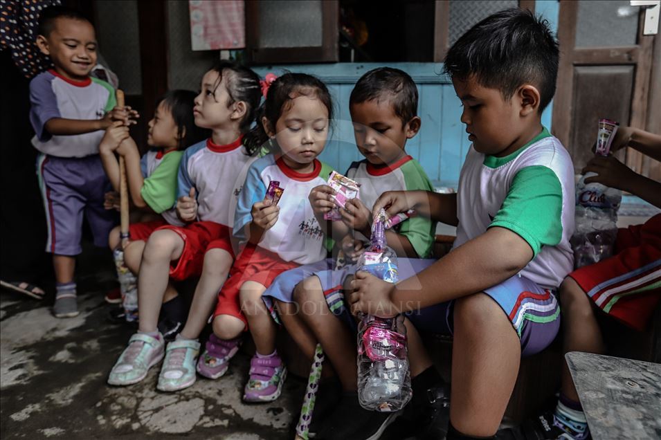Murid di Palembang bayar uang sekolah dengan sampah plastik