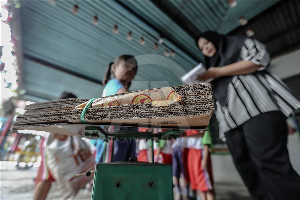 Murid di Palembang bayar uang sekolah dengan sampah plastik