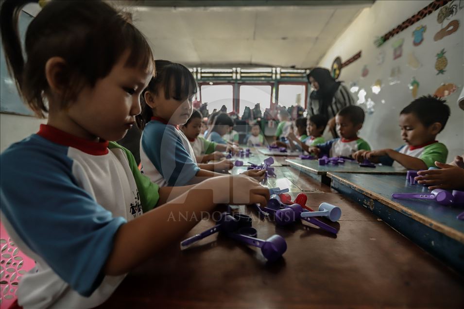 Murid di Palembang bayar uang sekolah dengan sampah plastik