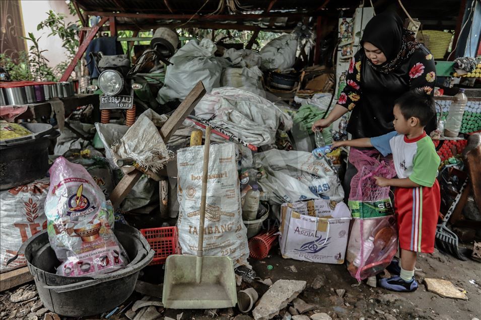 Murid di Palembang bayar uang sekolah dengan sampah plastik