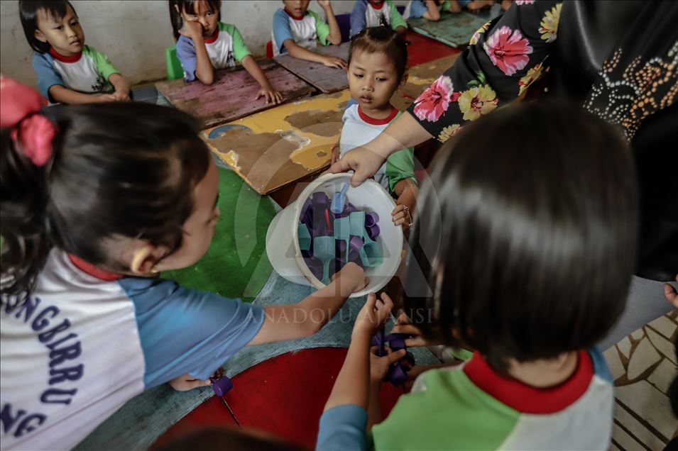 Murid PAUD Di Palembang Bayar Sekolah Dengan Sampah - Anadolu Ajansı