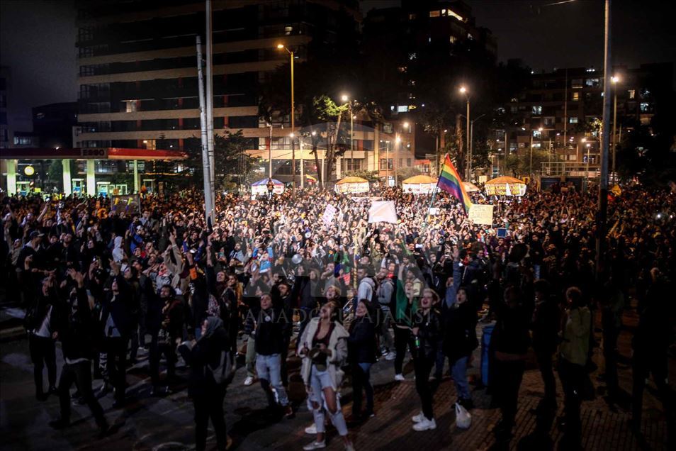 Manifestantes encendieron antorchas durante el tercer día de protestas en Bogotá, Colombia