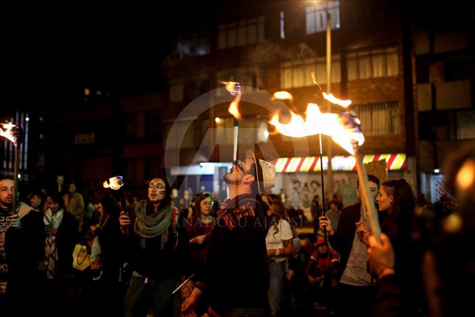 Manifestantes encendieron antorchas durante el tercer día de protestas en Bogotá, Colombia
