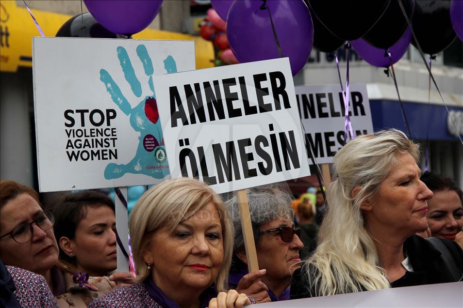 Kadına şiddetle mücadele için "mor ve siyah balonlar" uçuruldu