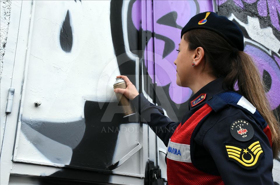 Kadın astsubaylar trafo binasına grafiti yaparak şiddete dikkat çekti