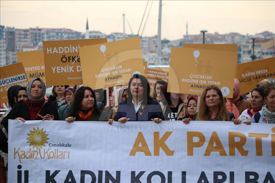 Çanakkale'de AK Parti'li kadınlardan, "Kadına Yönelik Şiddete Karşı Uluslararası Mücadele Günü" yürüyüşü
