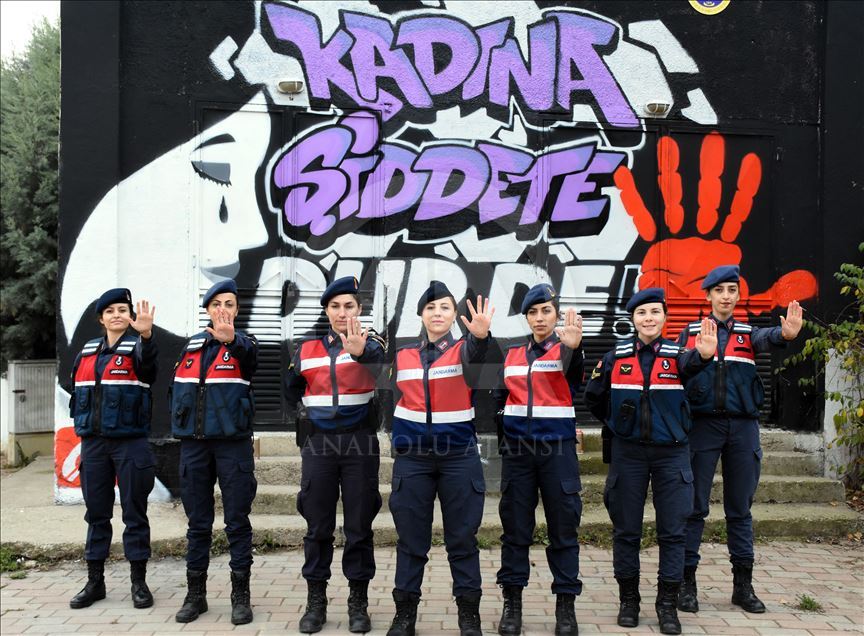 Kadın astsubaylar trafo binasına grafiti yaparak şiddete dikkat çekti