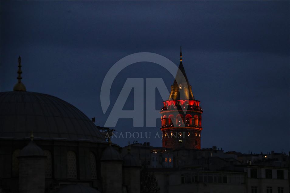 Достопримечательности Стамбула окрасились в оранжевый цвет
