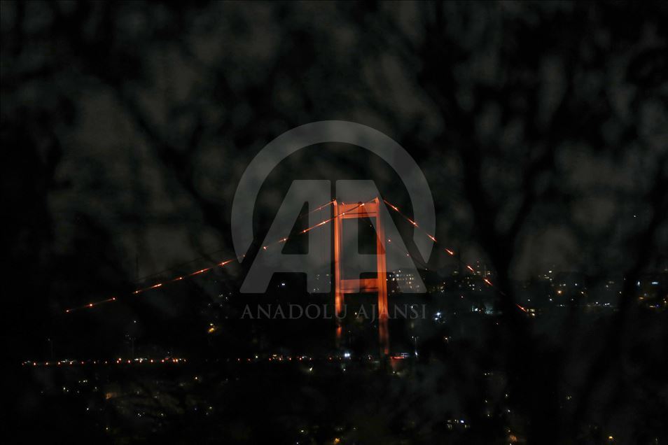 Достопримечательности Стамбула окрасились в оранжевый цвет
