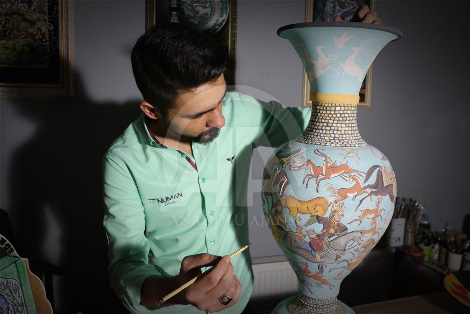 هنرنمایی نقاش جوان ترک بر روی ظروف چینی