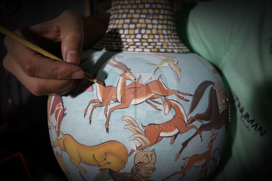هنرنمایی نقاش جوان ترک بر روی ظروف چینی