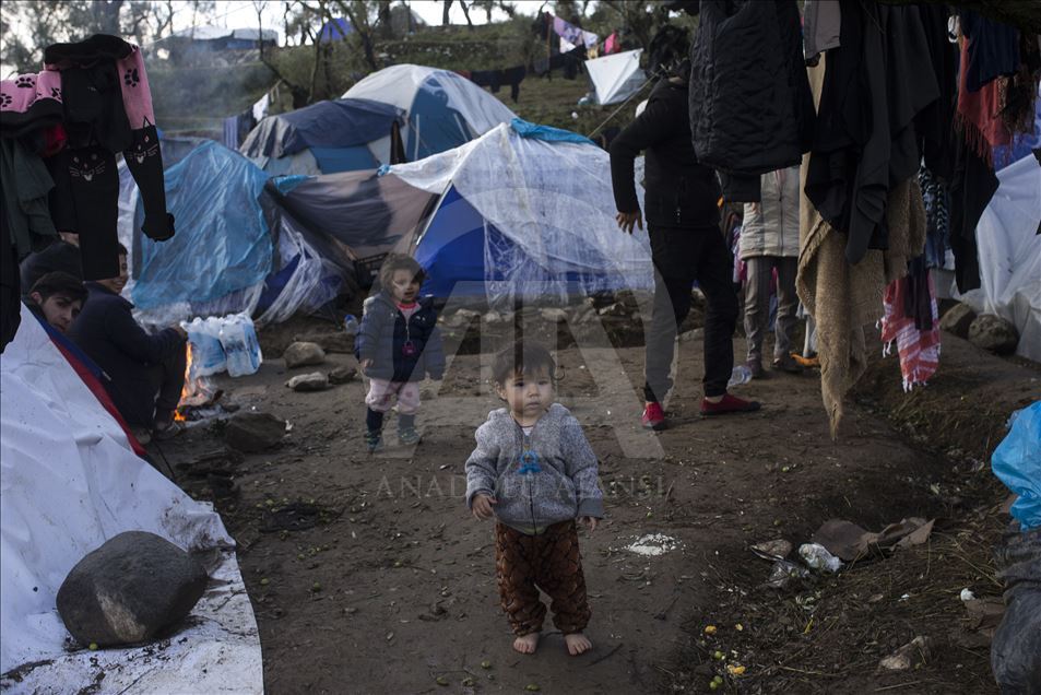 Moria'da binlerce düzensiz göçmen zor koşullarda yaşam mücadelesi veriyor