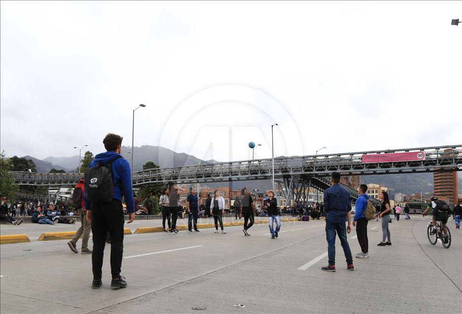 Estudiantes bloquean vía al aeropuerto durante sexto día de Paro Nacional en Colombia