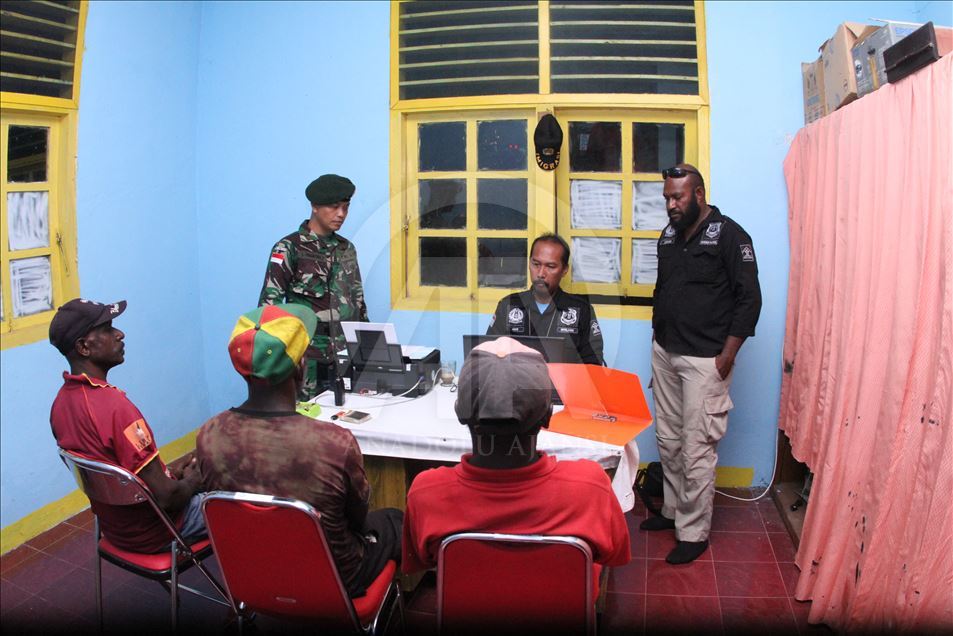 Petugas keamanan berjaga di perbatasan Papua jelang HUT OPM
