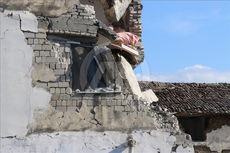 Vazhdon ndarja e ndihmave, banorët e prekur nga tërmeti në Shqipëri flasin për AA