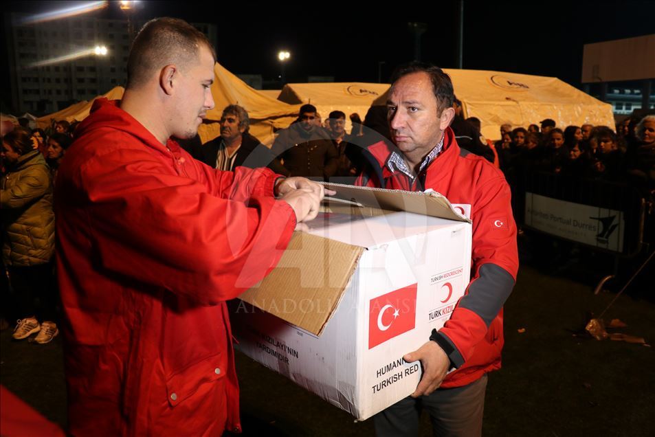 Турецкие спасатели ликвидируют последствия землетрясения в Албании
