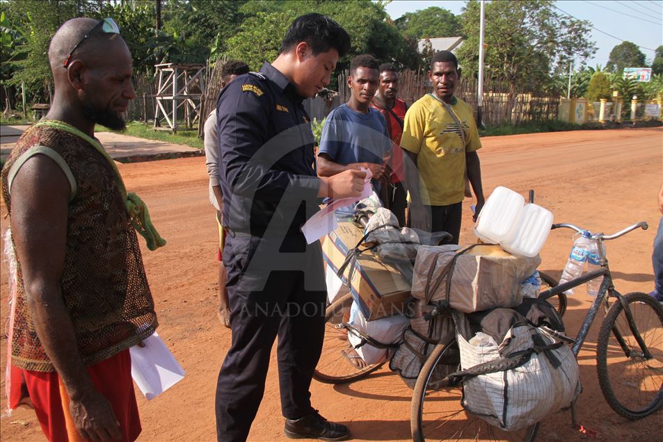 Petugas keamanan berjaga di perbatasan Papua jelang HUT OPM