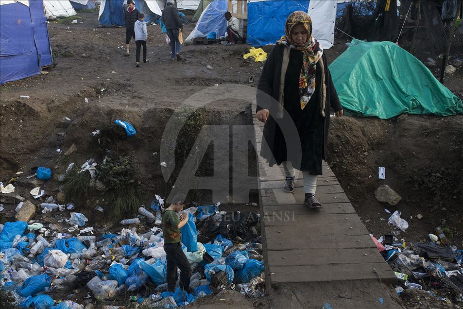 Moria'da binlerce düzensiz göçmen zor koşullarda yaşam mücadelesi veriyor