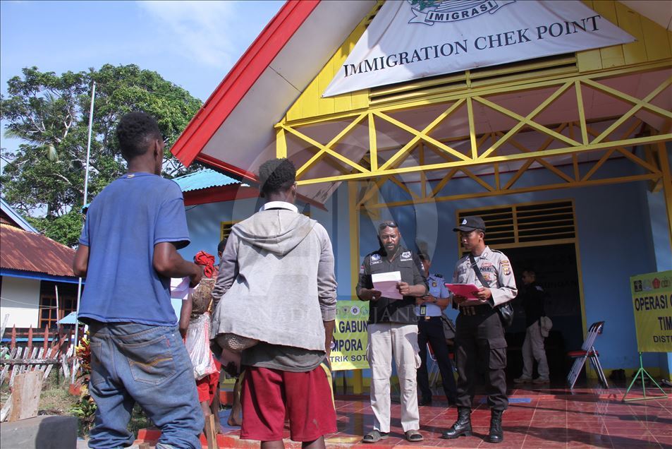 Petugas keamanan berjaga di perbatasan Papua jelang HUT OPM