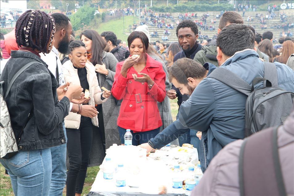 Trabzon'daki hamsi şöleninde 3 ton hamsi tüketildi