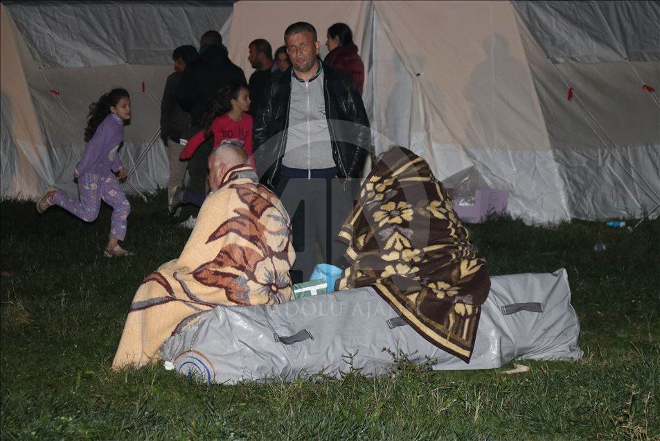 Турецкие спасатели ликвидируют последствия землетрясения в Албании
