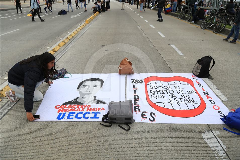 Estudiantes bloquean vía al aeropuerto durante sexto día de Paro Nacional en Colombia