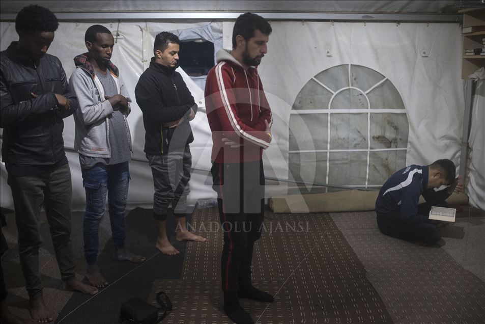 Moria'da binlerce düzensiz göçmen zor koşullarda yaşam mücadelesi veriyor