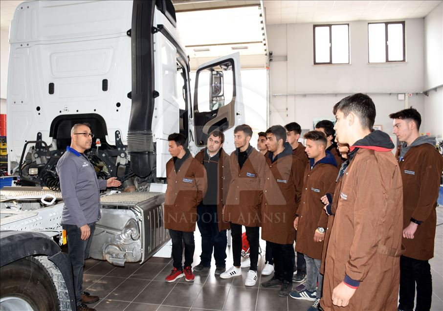 Mercedes-Benz Kamyon Fabrikası'nda iş imkanı sağlayan meslek lisesi