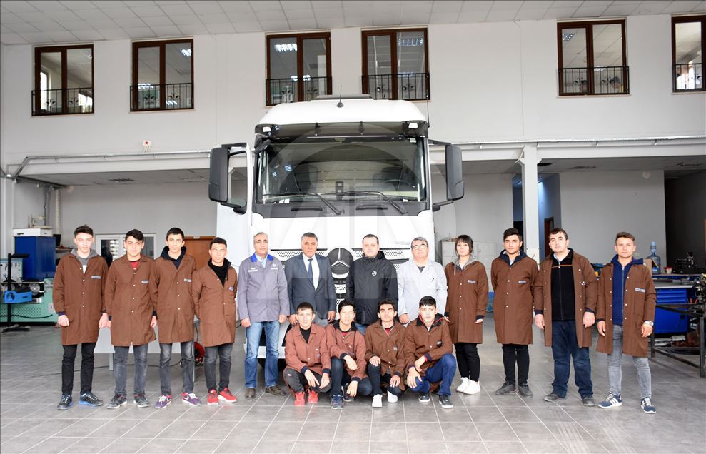 Mercedes-Benz Kamyon Fabrikası'nda iş imkanı sağlayan meslek lisesi