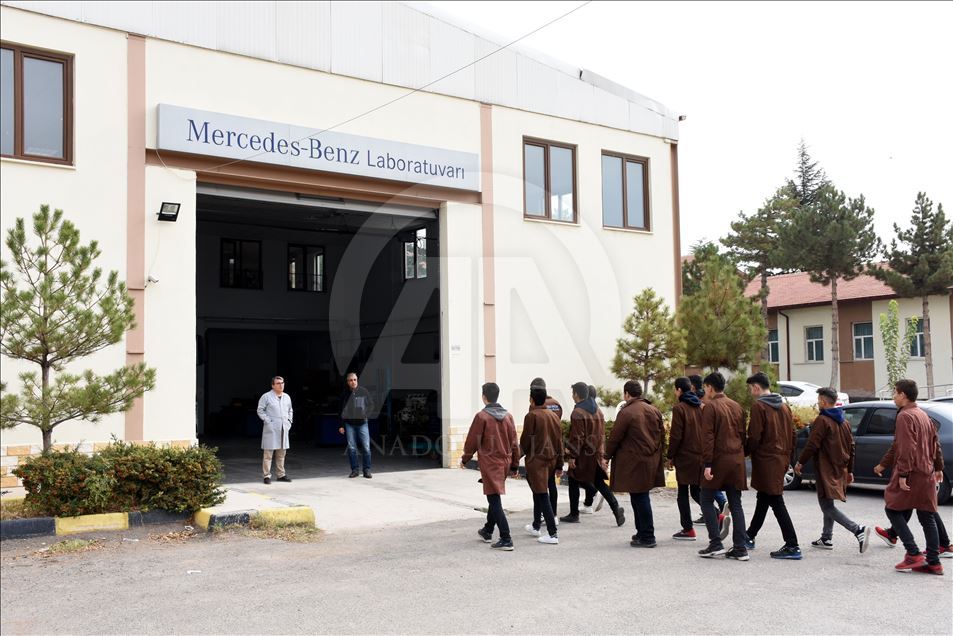 Mercedes-Benz Kamyon Fabrikası'nda iş imkanı sağlayan meslek lisesi