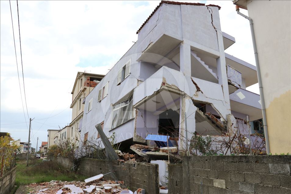 Shqipëria që vazhdon të tronditet, përpiqet të shërojë plagët e saj