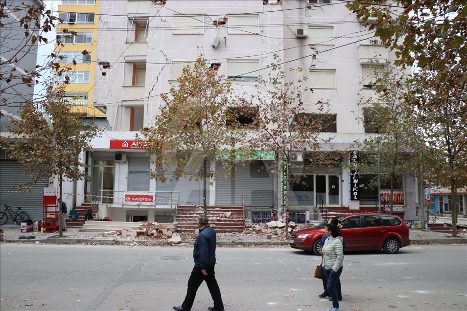 Shqipëria që vazhdon të tronditet, përpiqet të shërojë plagët e saj