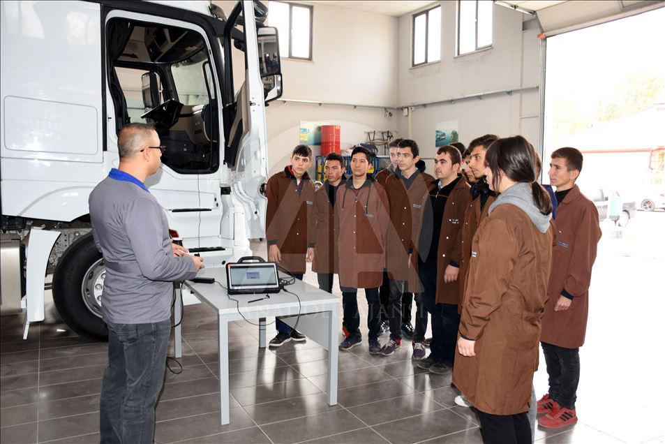 Mercedes-Benz Kamyon Fabrikası'nda iş imkanı sağlayan meslek lisesi
