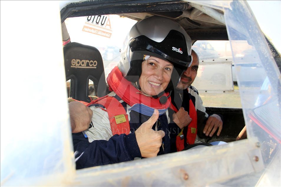 Off-road parkurlarının kadın pilotları takdir topluyor