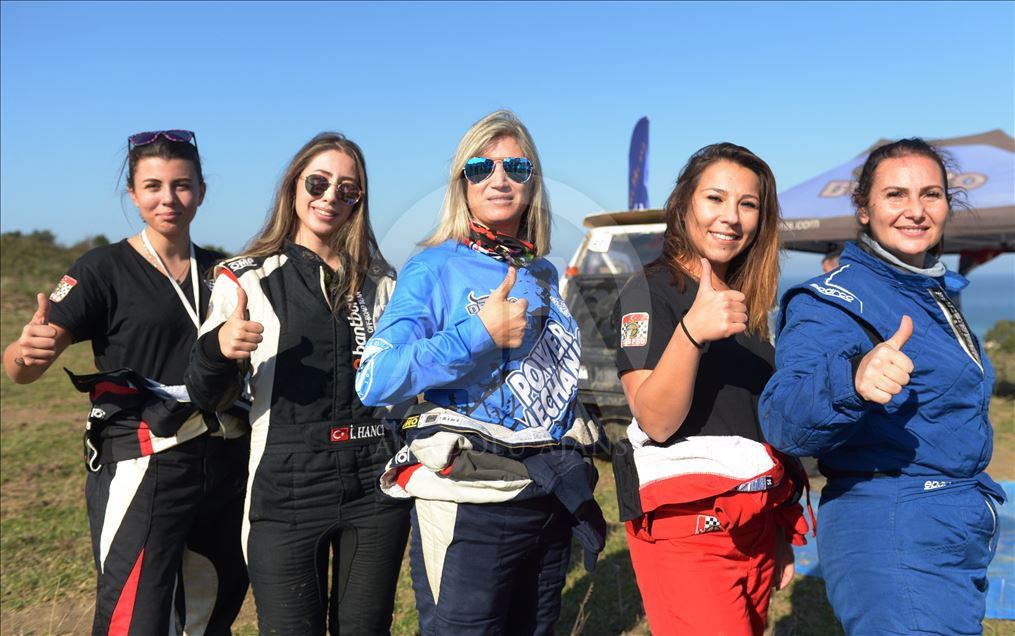 Off-road parkurlarının kadın pilotları takdir topluyor