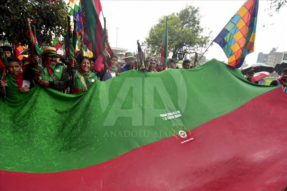 Cauca'dan gelen yerliler Bogota'da genel greve katıldı