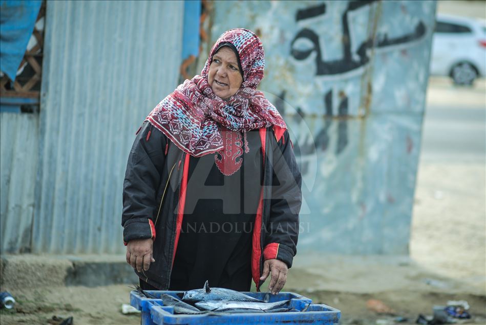 حكاية "أم جميل".. بائعة السمك الغزيّة