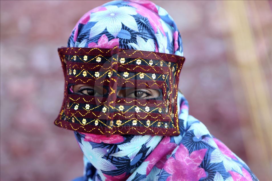 Mujeres usan máscaras sobre sus burkas en Irán