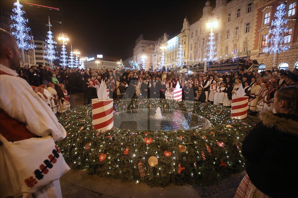 Hrvatska: Paljenjem prve svijeća počeo Advent u Zagrebu