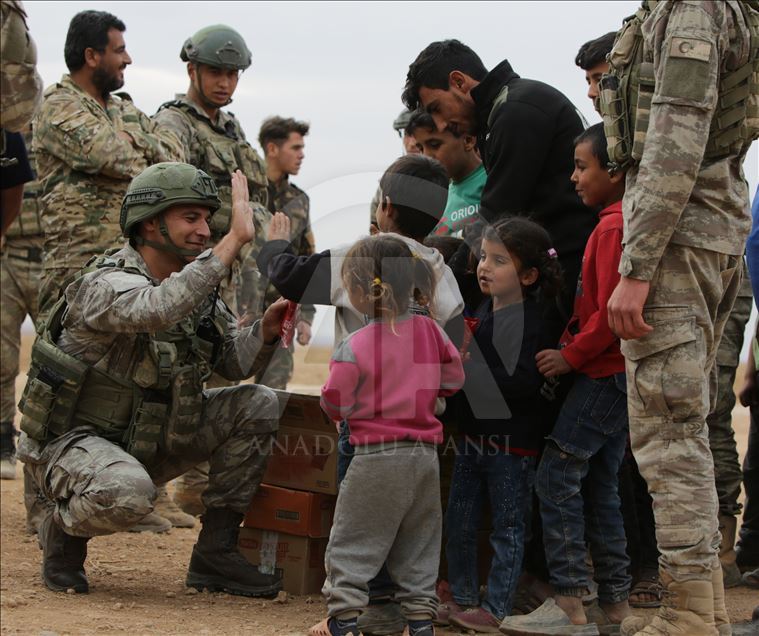 Fuerzas armadas turcas entregan ayudas en la localidad siria de Tal Abyad