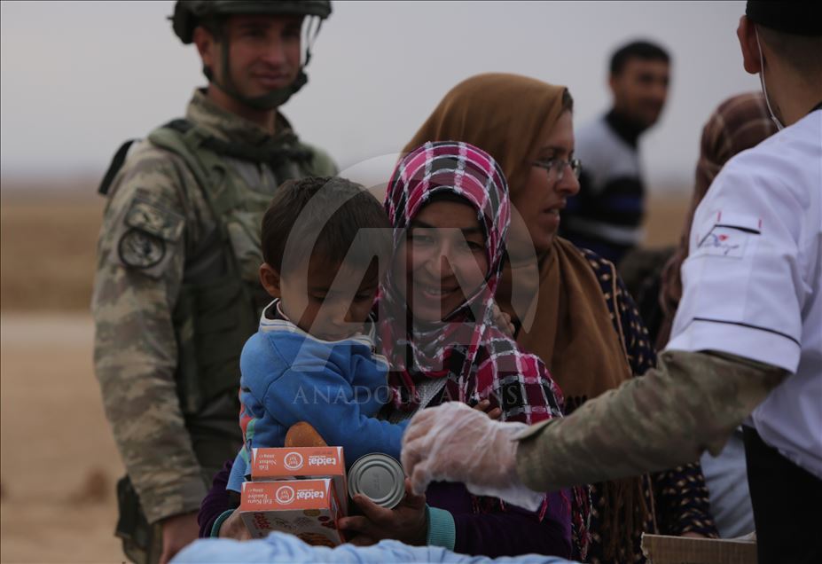 TSK'den Tel Abyad'daki sivillere gıda ve sağlık yardımı