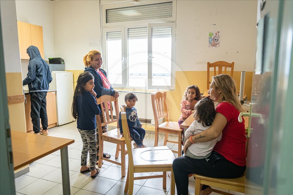 Život u migrantskom kampu nadomak Podgorice: Uslovi više nego dobri, izbjeglice zavoljele Crnu Goru 