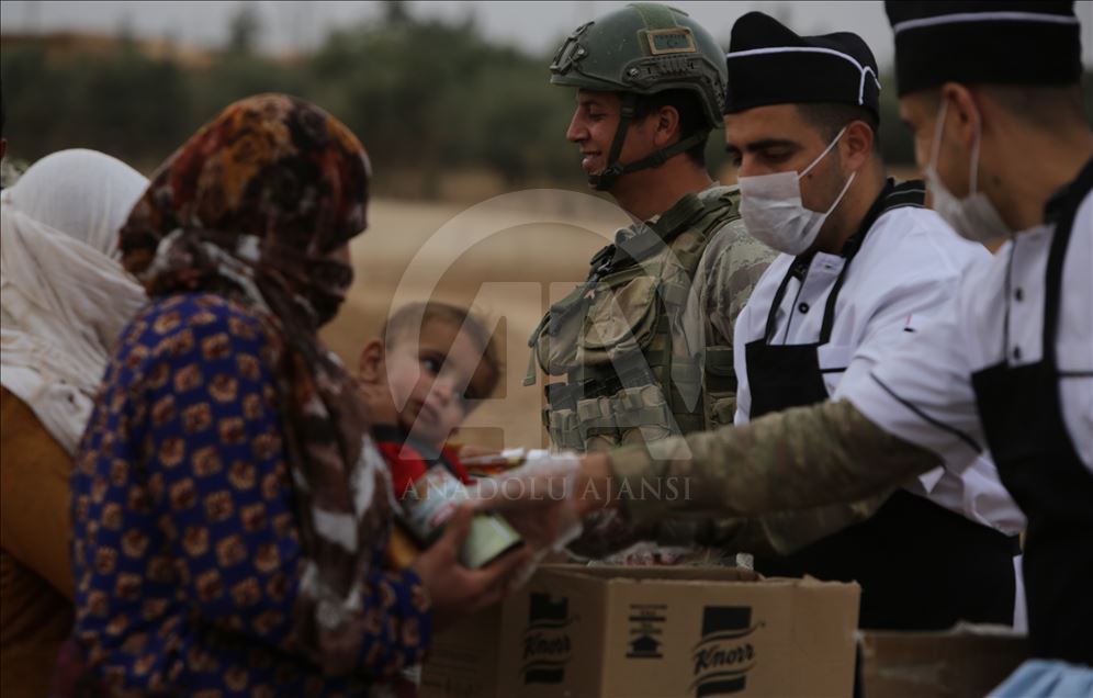 TSK'den Tel Abyad'daki sivillere gıda ve sağlık yardımı