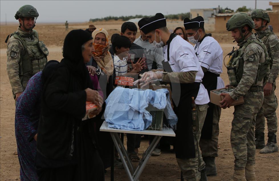 Fuerzas armadas turcas entregan ayudas en la localidad siria de Tal Abyad