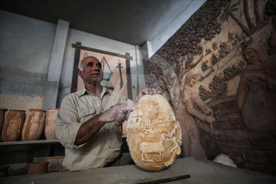 Contes d’antan : des poteries et des sculptures murales à Gaza
