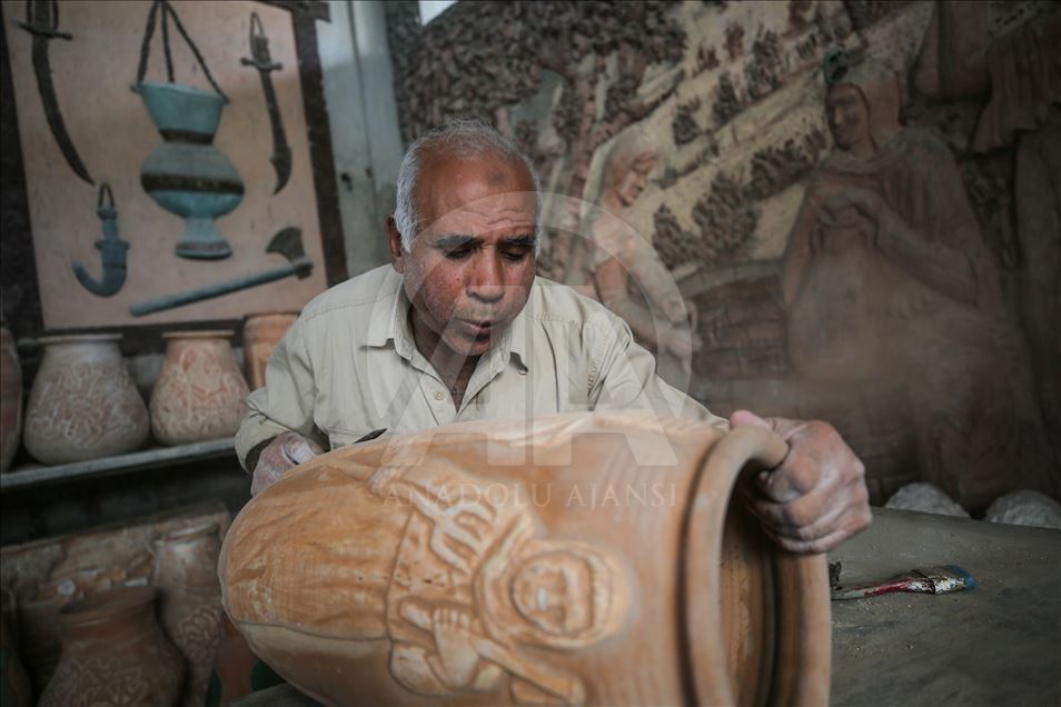 Contes d’antan : des poteries et des sculptures murales à Gaza

