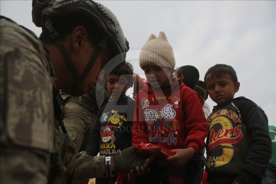 TSK'den Tel Abyad'daki sivillere gıda ve sağlık yardımı