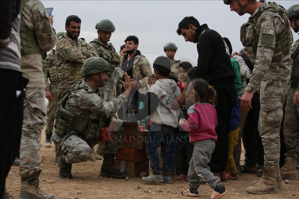 TSK'den Tel Abyad'daki sivillere gıda ve sağlık yardımı