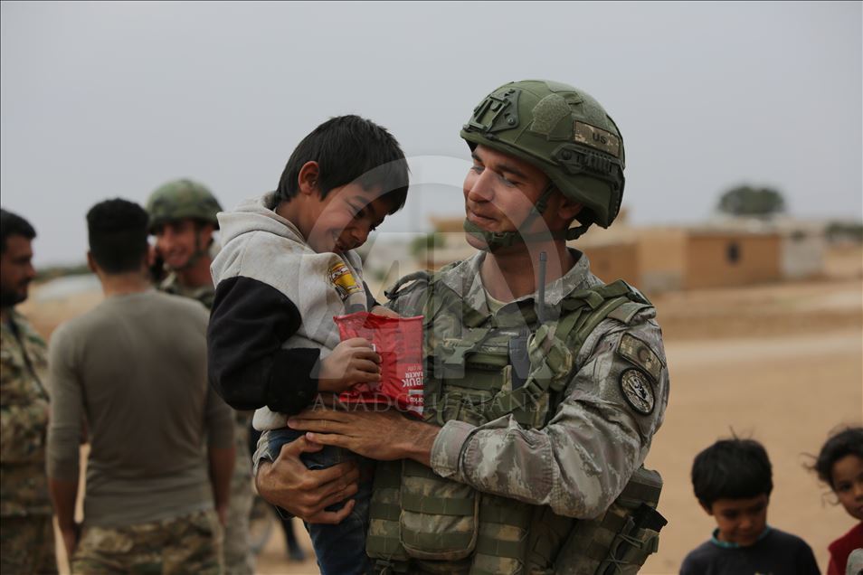 TSK'den Tel Abyad'daki sivillere gıda ve sağlık yardımı