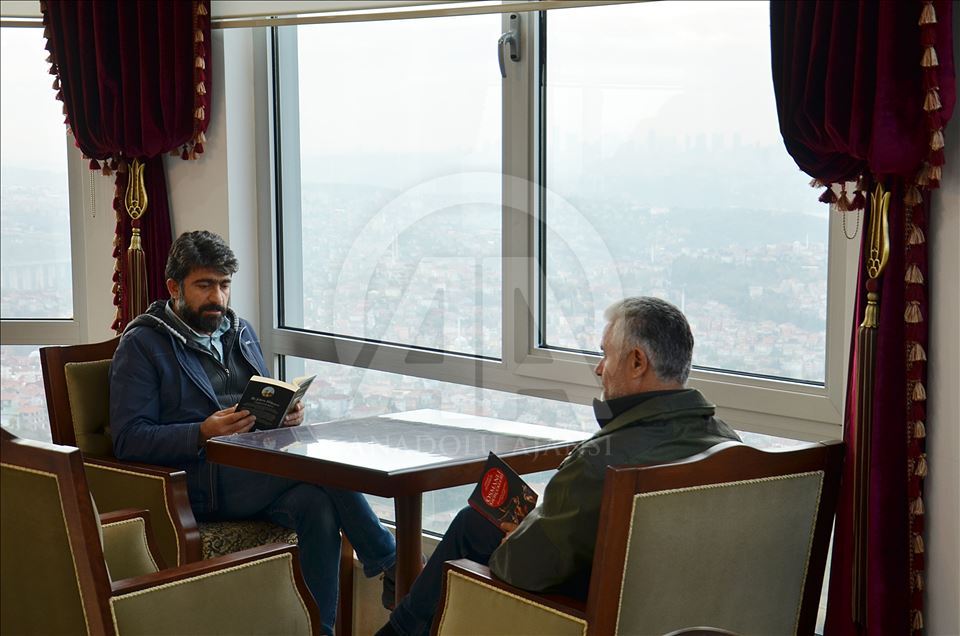 Une bibliothèque avec un minaret, sur une vue imprenable d’Istanbul